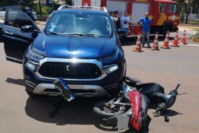 Imagem da notícia Acidente entre carro e moto em Chapadão do Sul deixa duas pessoas feridas